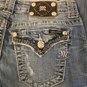 Women's Miss Me Size 27(meas 29") Boyfriend Capri Distressed Med Wash Jeans L153